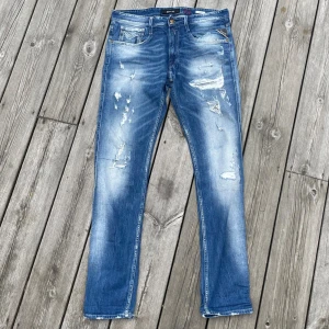 Replay Anbass jeans  - Riktigt snygga Replay jeans i den eftertraktade modellen Anbass med feta slitningar! St 33/34! Hör av dig vid ytterligare frågor eller funderingar!  priset ej hugget i sten 