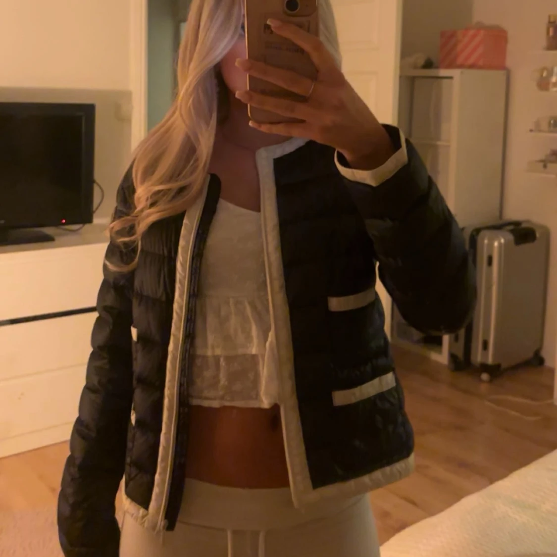 Svart jacka med vita detaljer - 1