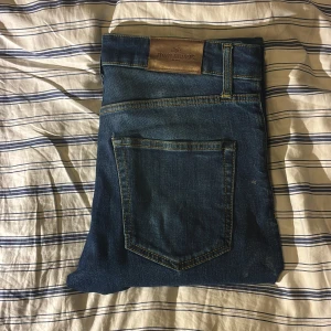 skinny jeans från John Henric - Snygga blå jeans från John Henric. Jeansen har en skinny passform och är tillverkade i stretchigt denim för en bekväm känsla. Perfekta för dig som gillar stiliga jaens. L32 W29 tveka inte på att ställa frågor.