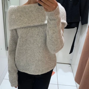 Ljusgrå offshoulder stickad tröja - Supermysig ljusgrå stickad tröja med bred ribbad offshoulder-krage. Kommer inte till användning och har inga defekter. Den är i stl 158-164 men skulle säga att det motsvarar xs-S