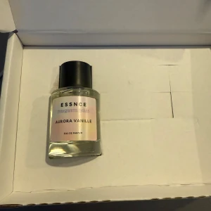 Essnce Aurora Vanilla Limeted edition - Säljer en parfym från essnce samarbete med Margareta Grääs. Som ny, tagit max 3 sprut!