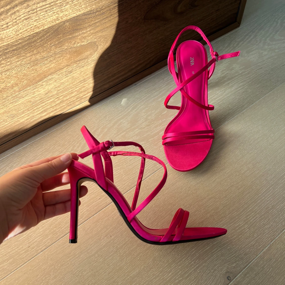 Rosa klackade sandaler från Zara