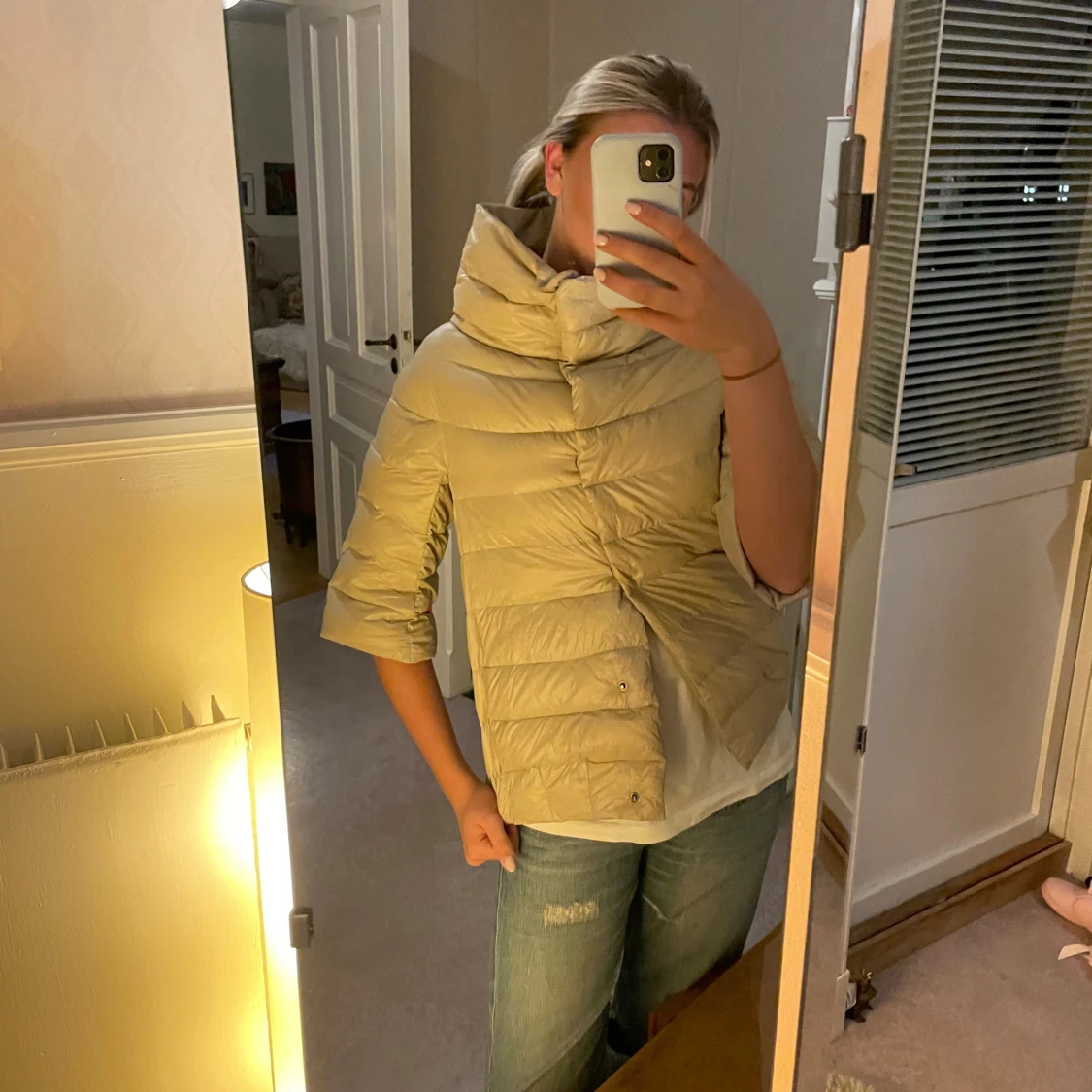 Beige pufferjacka med stor krage - 1