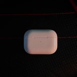 Apple AirPods Pro Ladeetui - Apple Airpods Pro (Gen. 1) ladeetui!  Null bruksmerker og fungerer som vanlig Kan inkludere en lader kabel for 100kr  Kan leveres eller hentes i Frogner!
