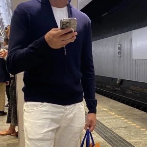 Marinblå Fullzip cardigan från Stenströms - Snygg marinblå kofta från Tröjan har långärmad passform och är tillverkad i mjukt stickat material. Perfekt att slänga på över en t-shirt eller skjorta för en clean look.