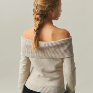 Off shoulder tröja - Säljer en off shoulder tröja från Gina Young, den är i en jättefin beige färg. Endast använd några få gånger!🩷