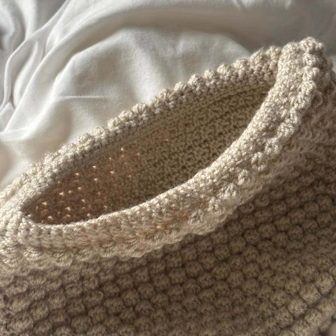 Beige virkat datafodral med bubbelstruktur - 2