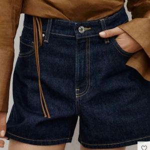 Mörkblå denimshorts från Mango - Snygga mörkblå denimshorts, aldrig använda bara tvättade en gång.