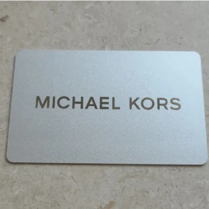 Presentkort Micheal Kors - Presentkort med 600kr på Michael Kors, säljer för 450. Perfekt till present! Kan mötas upp i Stockholm.