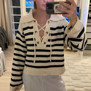 Randig tröja - Säljer min randiga hm tröja med knyte där fram som en fin detalj! Använd 1-2 ggr då den inte kommit till användning.