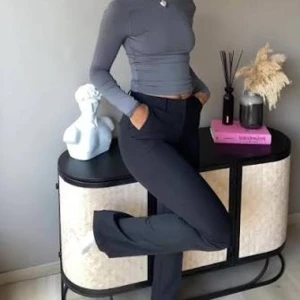 Svarta bootcut kostymbyxor Bik Bok 44 XL - Svarta kostymbyxor från Bik Bok med bootcut-modell och hög midja. Storlek 44 men mindre i stl. Byxorna har hällor för bälte, fickor i sidorna och stängs med dragkedja och knapp. Perfekta till en stilren look och passar till många olika outfits. Perfekt skick