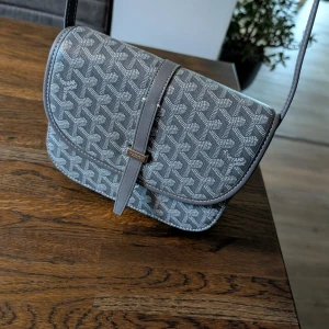 Axelväska med läderräm - Pruta går! En grå axelväska med läderräm perfekt för att ha mindre packning i, passar med nästan allt! Skriv till mig för mer bilder mm