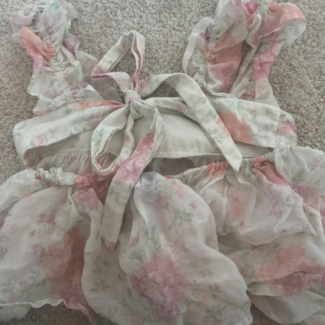 Blommig volangtopp med rosett - 2