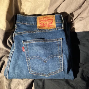 Levis 511 - Säljer nu dessa Levis jeans i färgen blå i toppskick. De är endast använda ett fåtal gånger och har storleken w32 l34. Hör av er vid frågor!