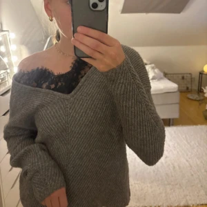 Stickad spetströja - Stickad tröja med spetsdetalj, går att ha åt båda håll. Bra skick men finns några små maskor