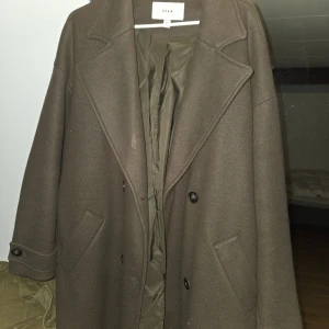 Brun kappa från Vila med knappar - Kappa från vila. Storlek 38. 150kr 