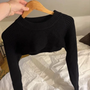 Stickad bolero - Stickad svart bolero, st L men sitter bra på mig som är S