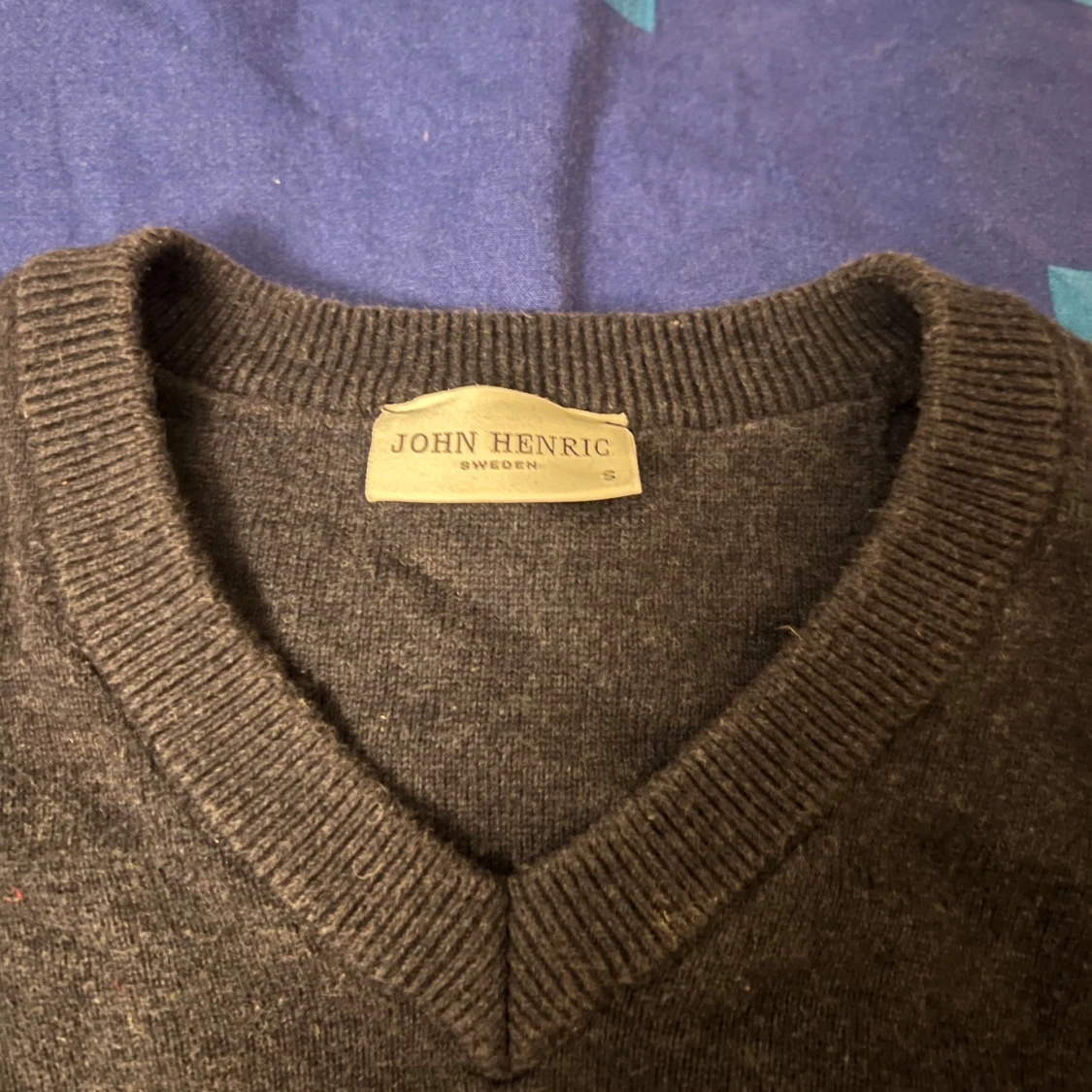 Mörkgrå v-ringad tröja John Henric - 1