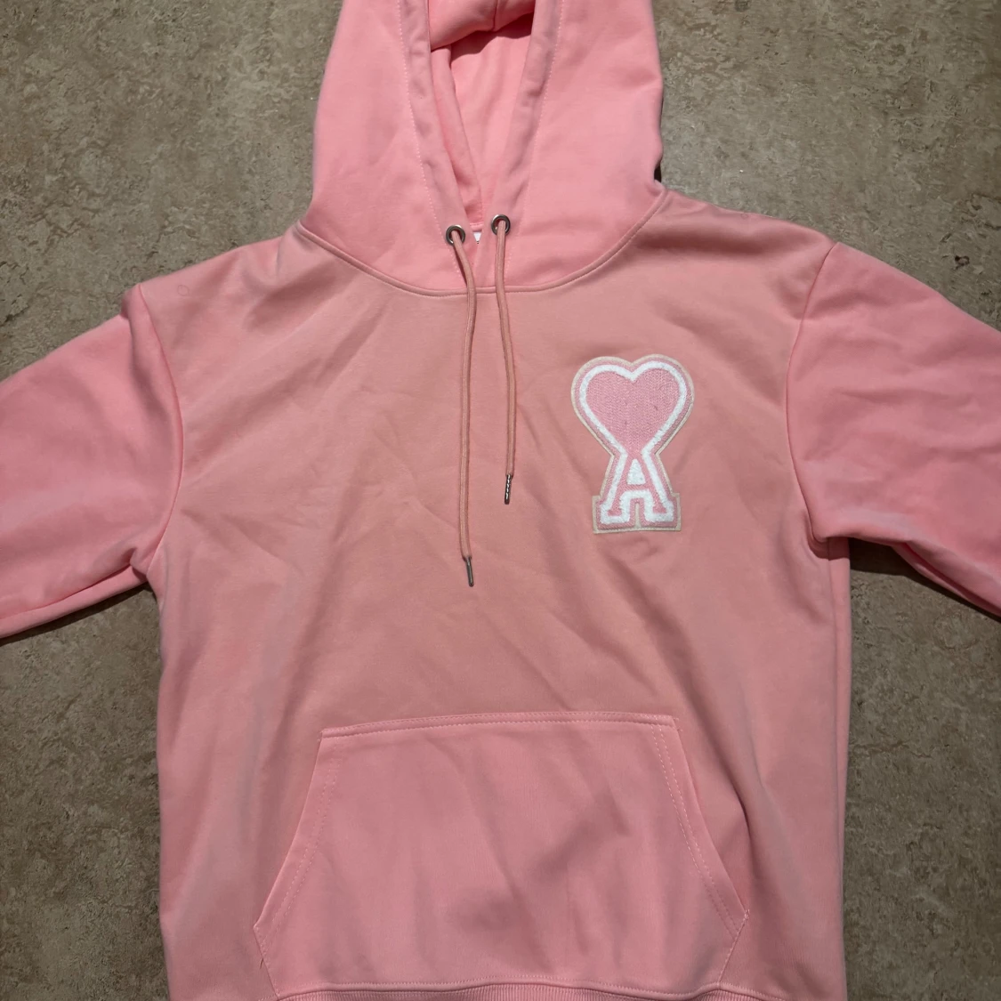 Rosa hoodie från Ami med hjärtdetalj - 1