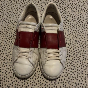 Valentino garavani opens skor  - Valentino garavani opens i okej skick utan låda och dustbag priset kan diskuteras och skriva om du har någon fråga 