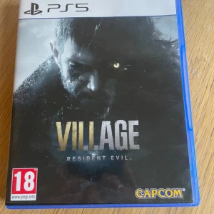 Resident Evil Village PS5 - Säljer Resident Evil Village – spelet är i mycket gott skick, inga synliga repor eller skador på skiva eller fodral. Upplev ett intensivt survival-horror-äventyr där du som Ethan Winters tvingas söka efter din dotter i en gåtfull by full av monster och fasor.