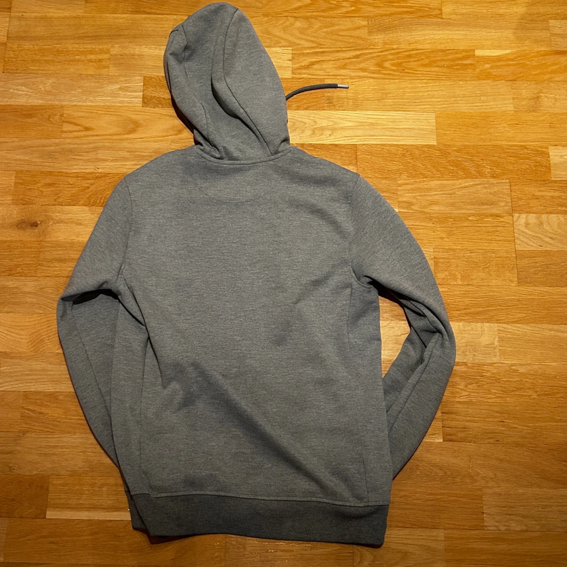 Grå hoodie från Lyle & Scott - 1