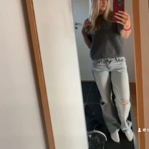 Ljusblå wida jeans - Ett par jätte snygga och trendiga wida jeans ifrån Zara, bara använda 1 gång!🥰❤️ storlek 32 men passar även 34’