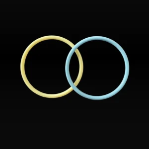 Pastellfärgade armband i plast - Två stilrena armband i pastellfärger, ett ljusgult och ett ljusblått. De är runda och har en slät yta. Materialet är plast och de har en enkel, minimalistisk design. De är väldigt små dock, skriv till mig för mått.