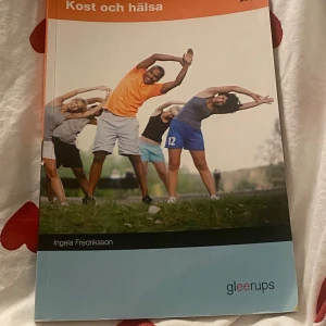 Kost och hälsa - En modern bok om kost och hälsa, perfekt för dig som vill lära dig mer om hur mat och träning påverkar kroppen. Fylld med inspirerande bilder och praktiska tips för en aktiv livsstil. Passar både till studier och för dig som vill må bättre i vardagen.
