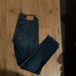 Tiger of Sweden jeans - Säljer ett par blå tiger of Sweden jeans. Jeansen har klassisk femficksdesign och slim i modellen. Modellen är pistelero. Priset är inte hugget i sten.