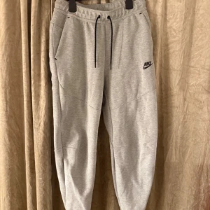 NIKE TECH BYXOR  - Säljer nu min pojkväns nike tech byxor. Sparsamt använda. Han har knappt använd de så de är i nyskick, köptes förra hösten. Hoppas de kommer till användning hos någon annan!! Storlek S män