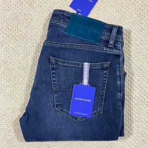 Jacob cohën jeans Nick W33 - Jacob cohën jeans Nick W33, helt ny. Fabriks fel på benet som ni ser. Väldigt ny modell, extremt fina jeans! Rekommenderar 