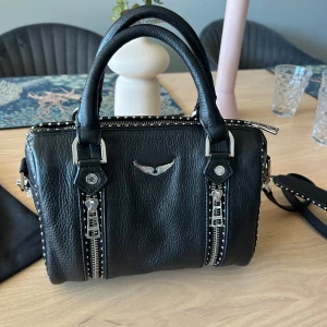 Zadig & Voltaire väska Sunny studs xs - Fin populär väska från Zadig& Voltaire, modellen heter Sunny studs xs. Svart skinn med snygga detaljer. Fint skick! Nypris 5.100kr inköpt på Jackie shop. Äkta såklart. 