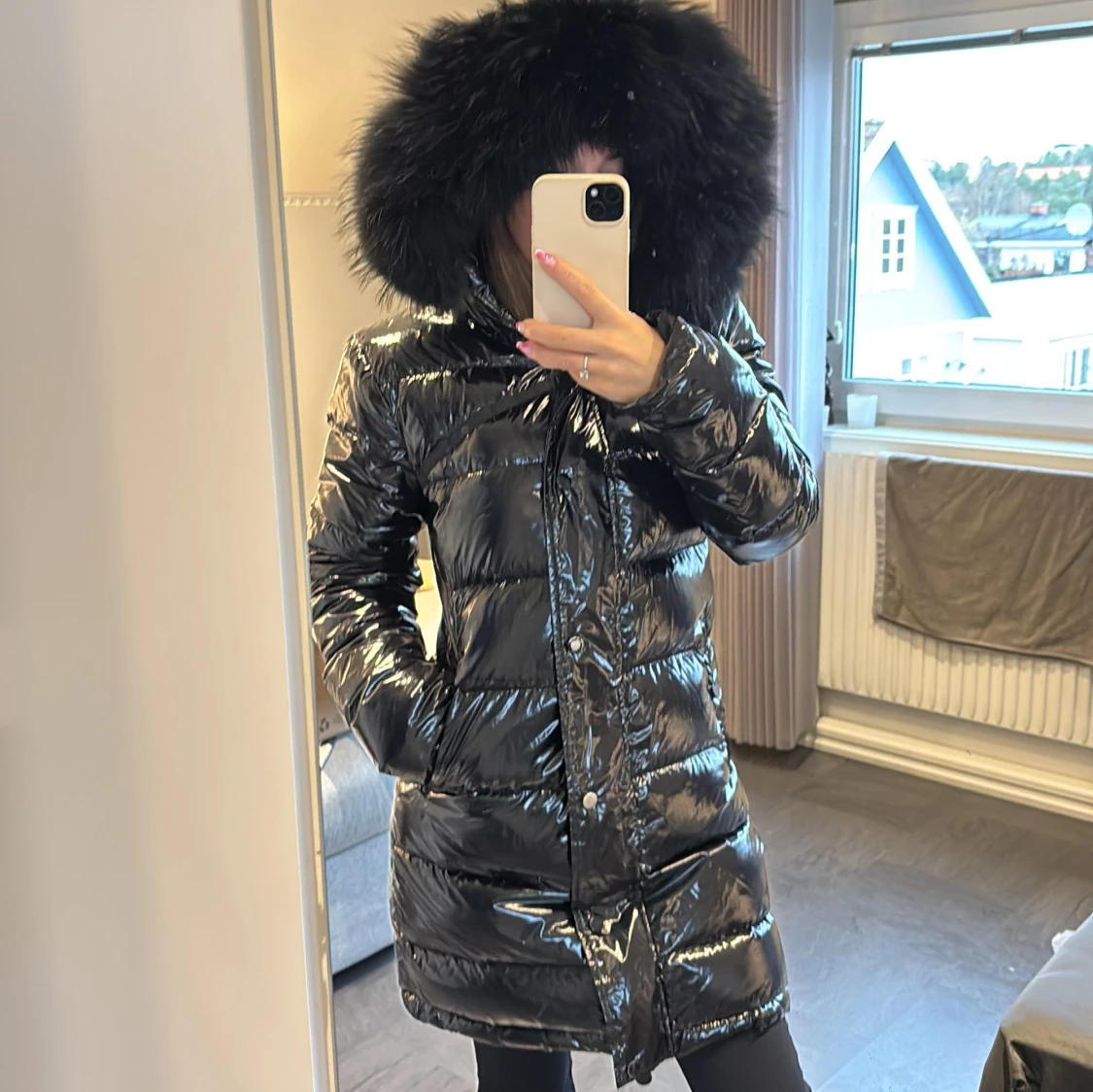 Svart glansig dunjacka med fuskpäls - 4