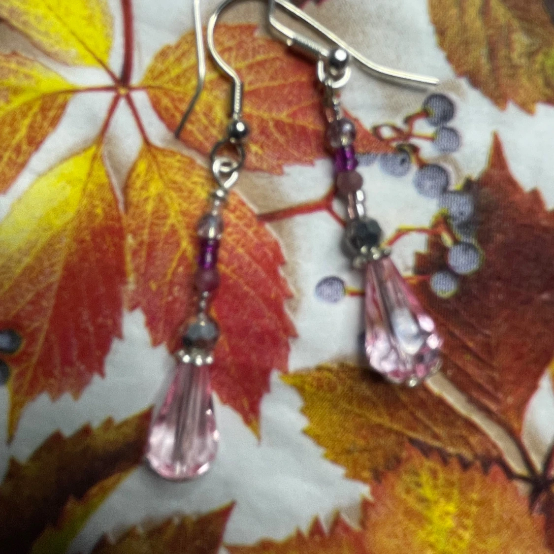  Hangjorda, långa örhängen med rosa droppar - 1