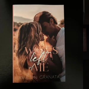 What's Left of Me - En romantisk bok med ett vackert omslag som visar två personer i en intim omfamning i solnedgången. Perfekt för dig som gillar känslostarka berättelser om kärlek och relationer.