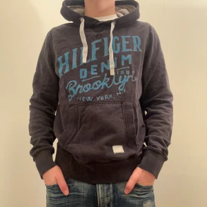 Hilfiger Denim hoodie - Modellen är 176 och väger 60 för referens. Skriv vid ytterligare frågor eller funderingar🤝