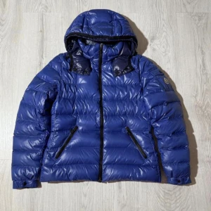 Blå Moncler pufferjacka med huva - Moncler bady i size 3/m, skick 9/10, carton har lostnat helt, mycket svår färg att få tag på, nypris 17600kr, vid funderingar hör av er.