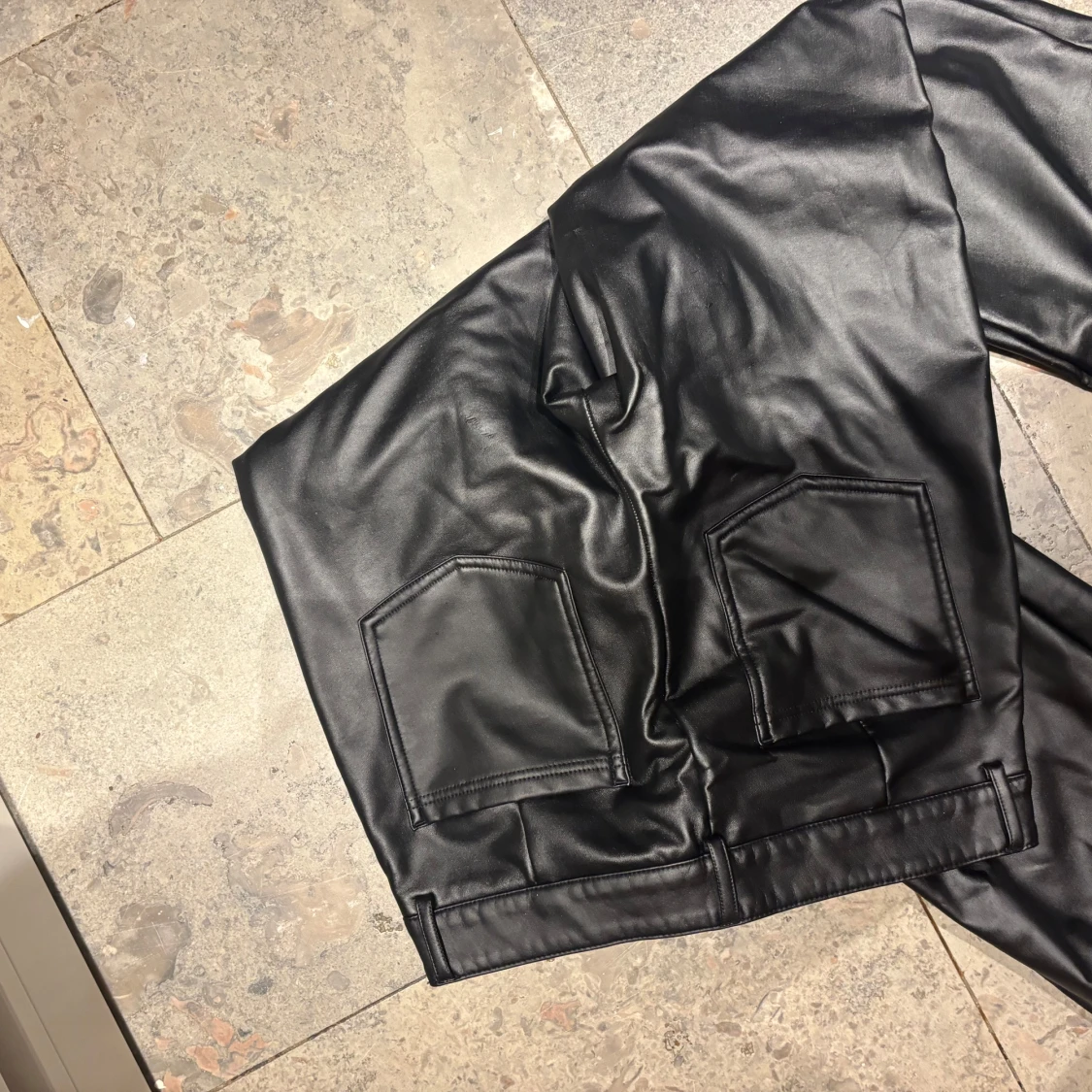 Svarta skinnbyxor från Calzedonia - 1