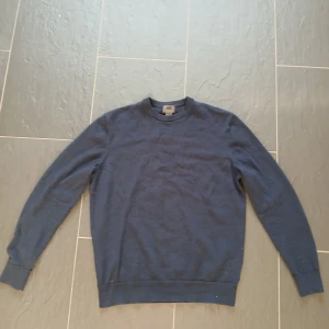 Mörkblå 100% merinoull - Säljer en stilren mörkblå tröja från H&M i 100% merinoull. Tröjan har rund halsringning, långa ärmar och en klassisk passform som funkar till många olika looks. Perfekt för dig som gillar enkel och tidlös stil. Storlek M men passar S. Hör av dig vid minsta fundering!😊
