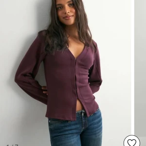 Kofta från Nelly - Jättefin kofta från Nelly i strl M, men passar S också. Använd fåtal gånger och inga defekter, säljer då den ej kommer till användning längre. Nypris 349 kr💕