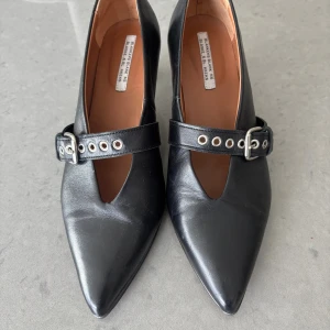 Svarta pumps från Blankens med spänne stl 40 - Snygga svarta pumps från Blankens i skinn. Otroligt sköna! Aldrig använda utomhus.