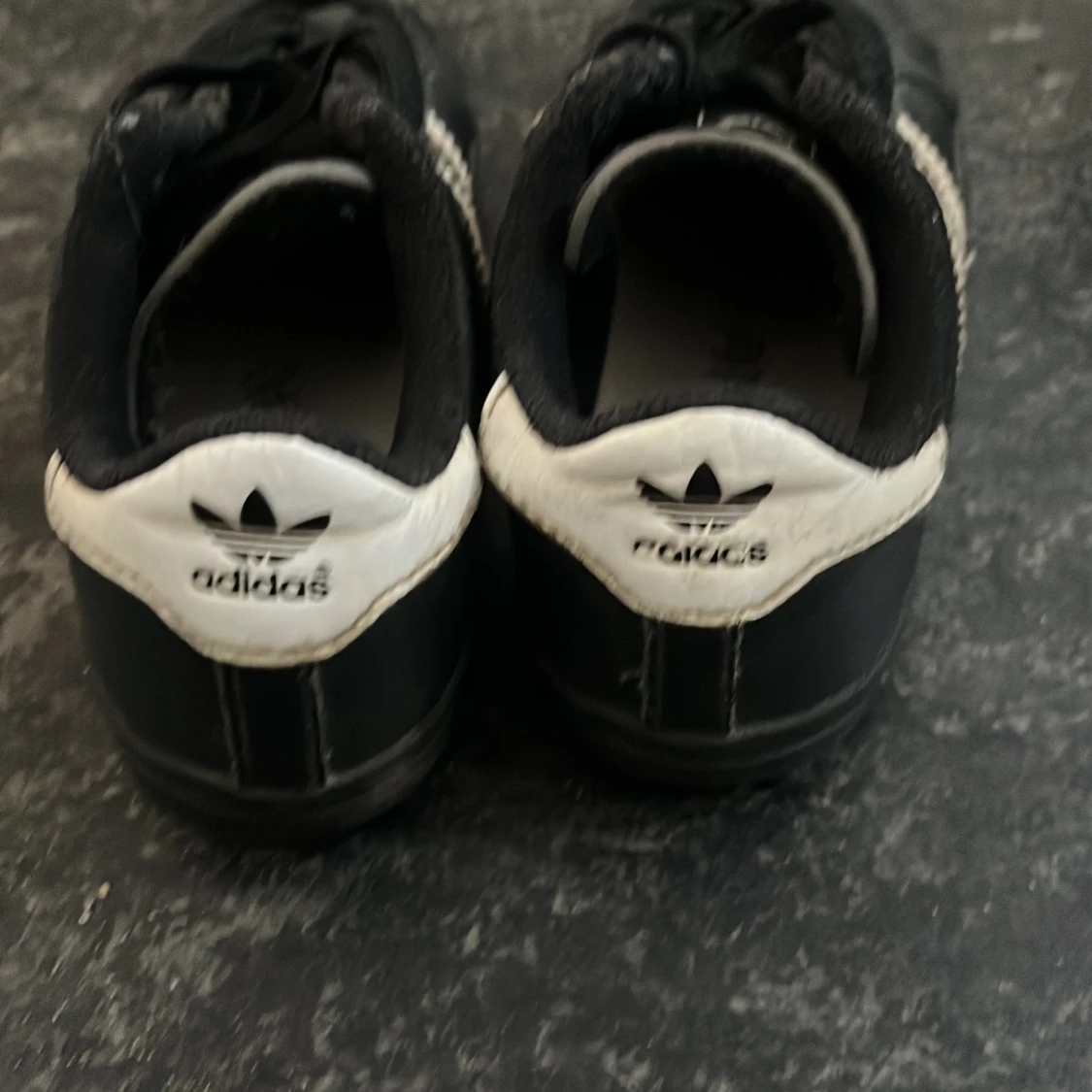 Svarta Adidas Superstar sneakers Stl 27 - 1