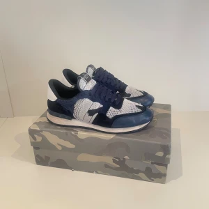 Valentino rockrunner - Skit snygga valentino rockrunners, som är i mycket bra skick , skriv privat för mer bilder,frågor och annat tveka inte på att höra av dig!