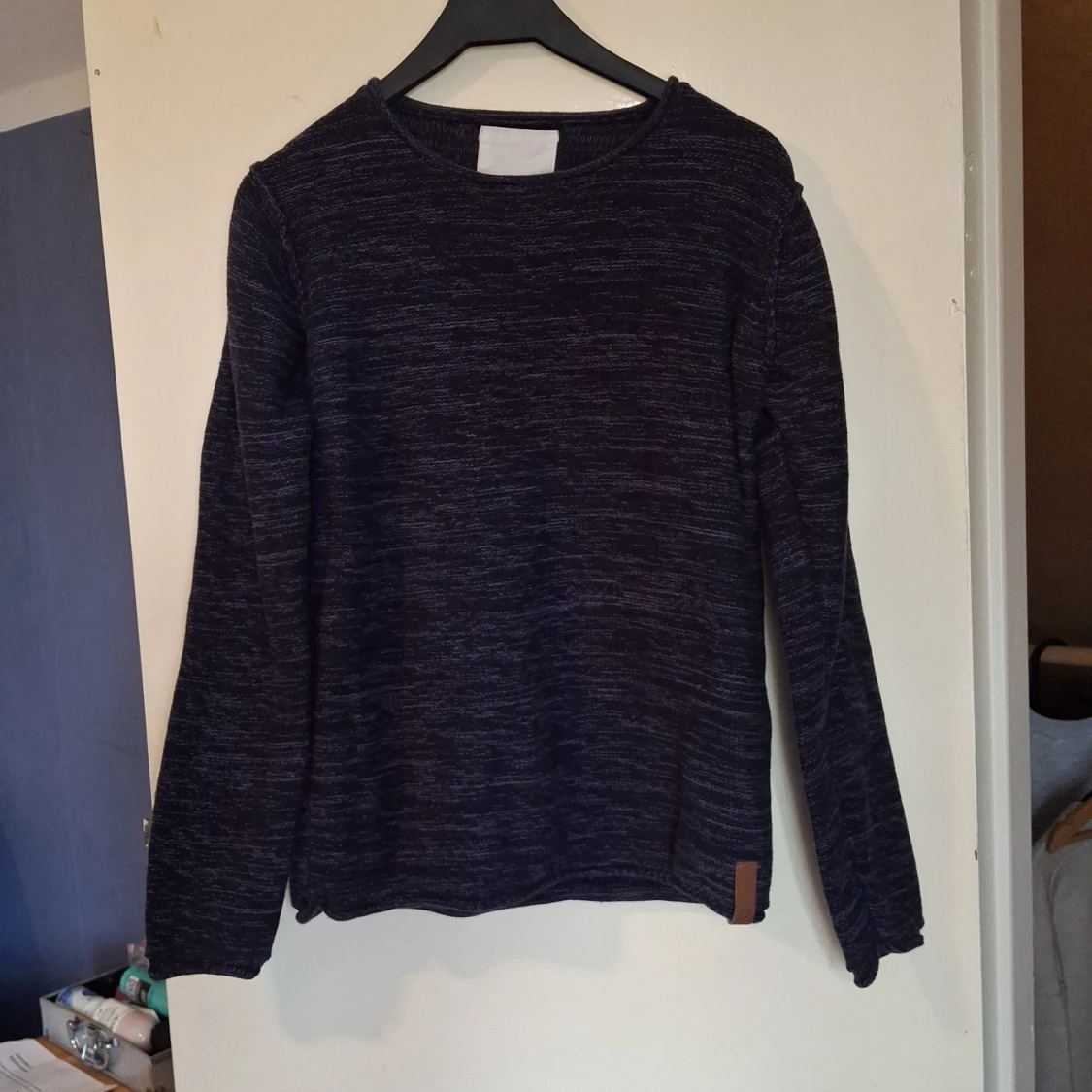 Mörkblå stickad tröja med rund hals - 1