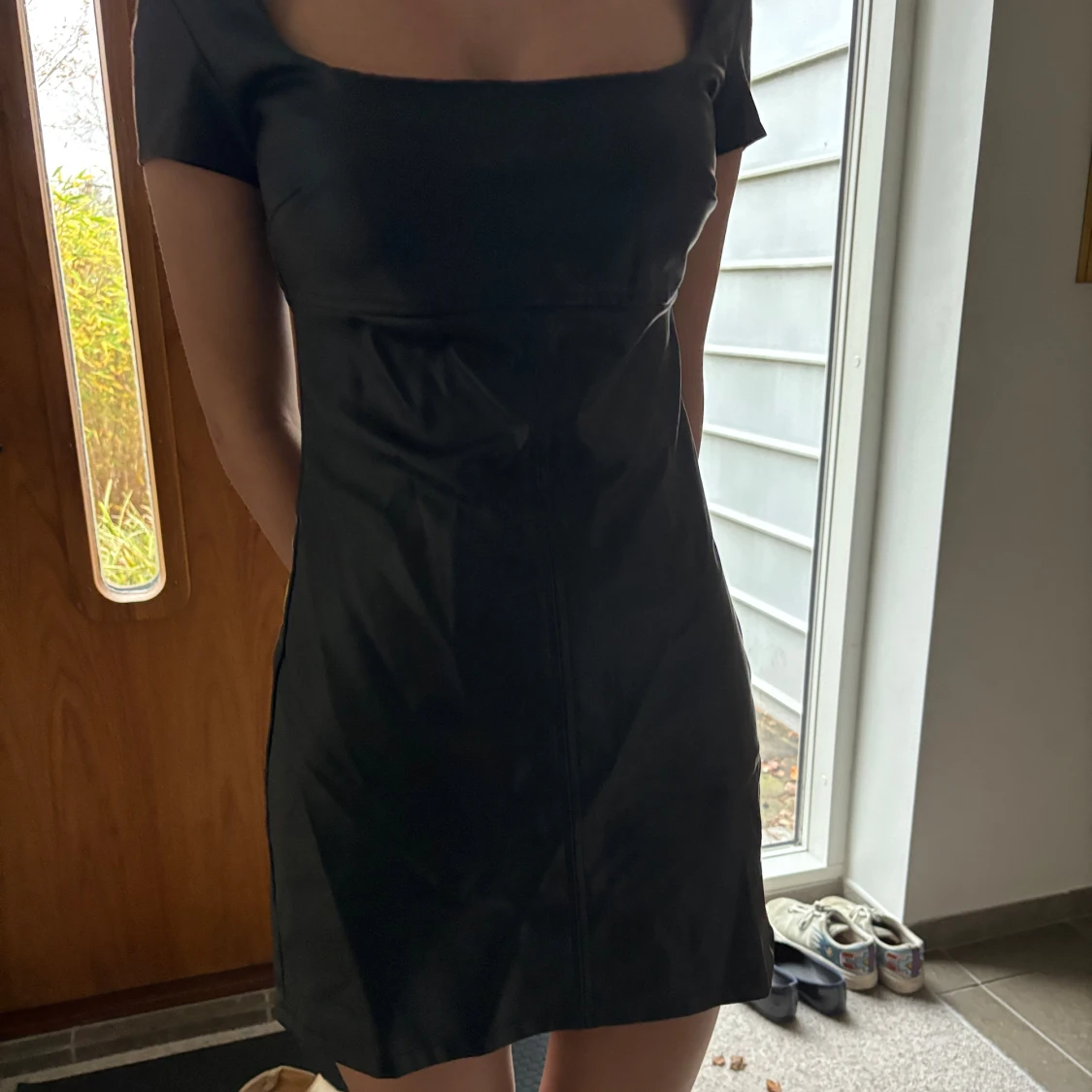 Svart kort klänning med fyrkantig ringning - 1