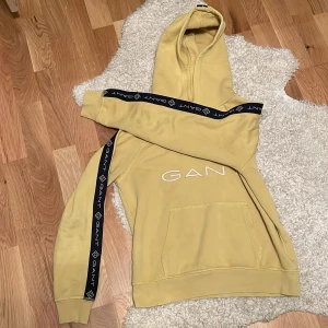 Limmited Edition Gant Hoodie - Säljer nu denna sjukt sköna tjocka hoodie från Gant. Tyvärr lite slitna bokstäver men det är omärkbart. 