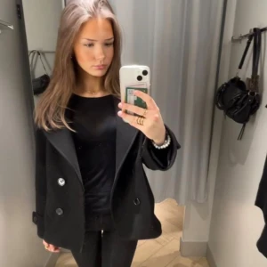 Svart skepparkavaj med stora knappar - Säljer en svart dubbelknäppt skepparkavaj med bred krage. Jackan är perfekt för dig som gillar stilrena och klassiska plagg. 🥰🩷använd två gånger!!