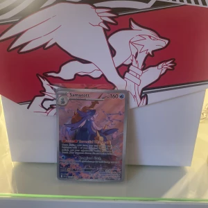 Samurott #107 - Fick detta kort ur white flare ETB, köpt från Ullared. Inte PSA 10 skick då den är heavy på höger sidan. Vet inte priset helt så skicka ett rimligt prisförslag!!