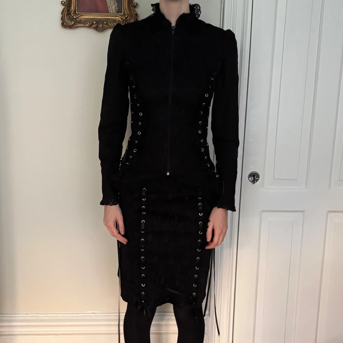 Svart kostym med snörning